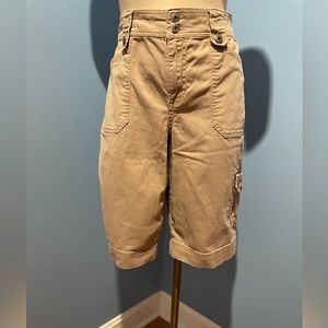 Gloria Vanderbilt tan cargo shorts